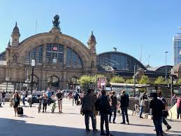 Die rotlichtmeile, steigende kriminalität und drogensüchtige,. Zdf Reportage Bahnhofsviertel Frankfurt Rotlicht Drogen Und Prosecco