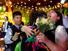 Si se van a casar por segunda vez y los niños están afectados, el ramo de la boda del oso de peluche es una tradición Como Usar Mi Ramo De Cintas
