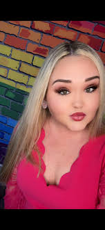 A little bit about me... **hello, I am Kayla!** I am a Jesus lovin' wife  and mama who loves food! Ha! Truly, I love sharing healthy, easy meals with  people and making