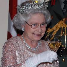 Comme ils lui vont bien, ses nouveaux habits de reine d'angleterre! Vous Ne Croirez Pas Quelle Quantite D Alcool Boit La Reine D Angleterre Chaque Jour Elle