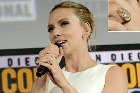 Scarlett Johansson Debuts Enormous Engagement Ring At Comic Con See Her Blinding Bling Scarlett Johansson Black Widow Film Scarlett
