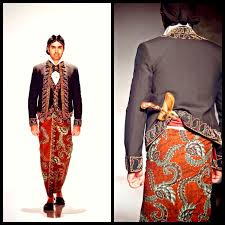 Pada busana ini, sang pengantin memakai dodot dan ditambah kebaya penutup berwarna hitam serta hiasan melati. 70 Model Baju Adat Sunda Untuk Pria Paling Keren Modelbaju Id