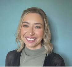 Laura Cinelli's Instagram, Twitter & Facebook