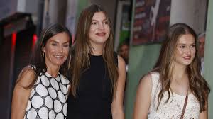 La infanta Sofía conoce junto a doña Letizia a su nueva prima