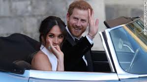 Markle issued a statement thursday confirming that her father would not attend the wedding, which means he won't walk her down the aisle. Meghan Markle Debuts Second Wedding Dress Cnn Video