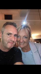 Hi could someone try and give me a smile with teeth please and dim the  light above. Thanks