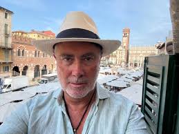 Moi drodzy, Wciąż nie potrafię się otrząsnąć po wiadomości o odejściu  Staszka Sojki, wielkiego artysty, drogiego mi człowieka. Chciałbym  poświęcić Mu wiele czasu w Sieście, gdzie przecież pojawiał się często,  zawsze jasny,