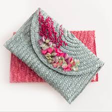 No te preocupes, tenemos la solución que buscas para dar un toque de aire fresco a tu boda con los pai pai de rafia para boda. Bolso De Rafia Azul Grisaceo Con Flores E En Tonos Verde Lima Y Rosa Fucsia Bolsas De Tela Hechas A Mano Patron De Bolso De Cuero Bolsos De Ganchillo