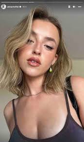 Alicia Moffet est sensationnelle en robe longue translucide pour une sortie  romantique en Andalousie