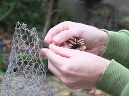 Dans le jardin, il y a des roses et des iris. Un Sapin De Noel En Pommes De Pin