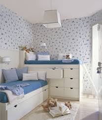 Una pequeña habitación para dos niñas puede ser forrada con dos papeles pintados de un diseño delicado, ambos en tonos pastel, pero de dos por otro lado, una habitación para dos niños puede ser dividida visualmente por dos papeles pintados con los motivos infantiles favoritos: 50 Habitaciones Para Mas De Dos Ninos Con Buenas Ideas