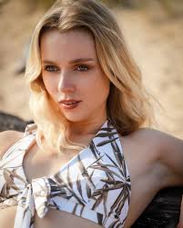 Come and join us behind the scenes featuring an editorial fashion shoot  with resident model Kate Star at @kempstonstudio