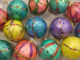 Je veux trouver des idées de décoration pour noël simple et pas cher ici noel maternelle petite section. Une Boule De Noel Activites A La Maison