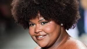 Ex-BBB, Ivy Moraes corta o cabelo e doa para pacientes com câncer