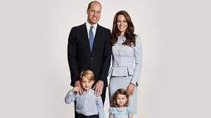 Kniha obsahuje exkluzivní barevné fotografie. William Vevoda Z Cambridge Kate A William Zverejnili Novy Rodinny Portret I S Roztomilymi Detmi Se Sladili Do Detailu Super Cz
