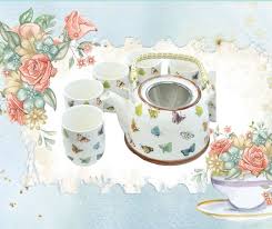 Pokloni.si - [POKLONI LJUBITELJEM ČAJA] Poklonite set za uživanje v čaju. V  lični darilni škatli 🎁 bodo obdarjenca/ko razveselili: 🍵 keramični čajnik,  🍵 kovinsko cedilo za čaj in 🍵 6 skodelic. Kliknite