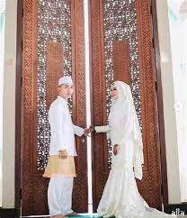 Misal berpegangan tangan sebelum ijab kabul dilaksanakan atau bahkan berpelukan mesra sebelum status halal mengudara. Mybers Reminisce Konsep Prewedding Islami Berlatar Masjid Ide Konsep Foto Islami Untuk Foto Prewedding Hijab