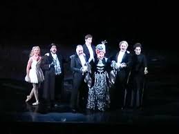 Ab dezember gastiert nun der welterfolg von andrew lloyd webber wieder an der peter hofmann als phantom und anna maria kaufmann als christine sangen 1990 die titelrollen in hamburg. Das Phantom Der Oper Primadonna Hamburg Live Youtube