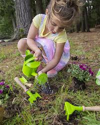The set contains a hand rake, a hand scoop, a hand trowel, a small watering can, and a practical garden bag. Everearth Gardening Bag With Tools 100 Organic Cotton Fsc Certified Beech Unisex Bambini