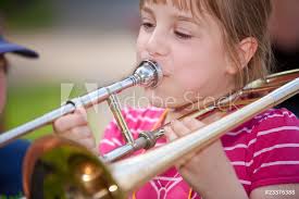 Mädchen spielt Posaune Stock Photo