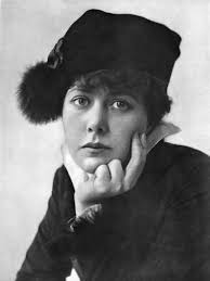 Lily Cahill's Instagram, Twitter & Facebook