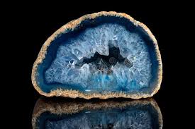 The latest tweets from kristallen (@kristallentv). Geode Mit Kristallen In Blauer Farbe Quarzgeode Mit Transparenten Kristallen Auf Einem Schwarzen Spiegel Stockfoto Bild Von Harmonie Spiegel 165479472