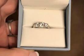 Cincin apa yang sesuai untuk merisik, bertunang dan nikah? Menghina Cincin Tunangan Perempuan Ini Dihujat Netizen Dunia Tempo Co