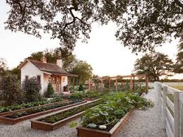In homebody zeigt sie, wie jeder im handumdrehen seinen ganz eigenen stil findet: Tour Fixer Upper Joanna Gaines Dreamy Farmhouse Garden