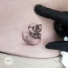 See more ideas about tatuaże, pomysły na tatuaż, wzory tatuaży. Tatuaz Brzuch Dotwork Okulary Kaczka Przez Dot Ink Group