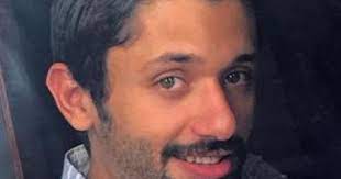 وكان المنتج محمد محمود عبد العزيز، أوضح أن شقيقه كريم كان يعاني من أزمة صدرية تنفسية بحسب تشخيص الطبيب المعالج، ونشر نجل الراحل محمود عبد العزيز صورة لشقيقه وهو مستلق على السرير من داخل أحد المستشفيات، وذلك عبر حسابه على موقع فيسبوك، ومدون عليها عبارة الحمد لله على كل. ÙƒØ±ÙŠÙ… Ù…Ø­Ù…ÙˆØ¯ Ø¹Ø¨Ø¯ Ø§Ù„Ø¹Ø²ÙŠØ² ÙŠØ®Ø±Ø¬ Ù…Ù† Ø§Ù„Ù…Ø³ØªØ´ÙÙ‰ Ø¨Ø¹Ø¯ Ø£Ø²Ù…Ø© ØµØ­ÙŠØ© ÙˆØ´Ù‚ÙŠÙ‚Ù‡ Ø±ÙˆØ­Ù†Ø§ Ø§Ù„Ø¨ÙŠØª Ø§Ù„ÙŠÙˆÙ… Ø§Ù„Ø³Ø§Ø¨Ø¹