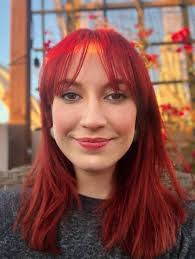 Julie Alves's Instagram, Twitter & Facebook