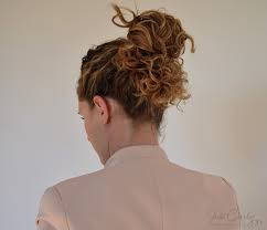 An open shoulder line, messy updo, curly locks in front and a romantic summer dress look perfect together. The 1 Minute Messy Bun Tutorial Justcurly Com