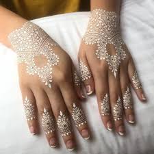 Henna dengan desain yang bersusun. My Beautiful Bride Amaihamid With Lovely White Henna By Me For Her Solemnization Day Thanks For Having Me Dear Interested White Henna Henna Henna Tattoo