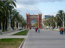 W oddali widoczne wieżowce dzielnicy biznesowej la défense. Luk Triumfalny W Barcelonie Barcelona Home Blog