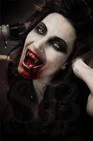 Vampir Kostum Selber Machen Kostum Idee Zu Karneval Halloween Fasching Halloween Vampire Vampire Makeup Halloween Vampire Look