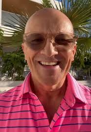 Robert Rozmus ma już 62 lata! Aktor przez lata współpracujący z Teatrem  Muzycznym Roma, znany jest wielu osobom ze swojego ikonicznego głosu, który  użyczał takim postaciom jak Krolik Bugs. Jako wokalista wykonywał