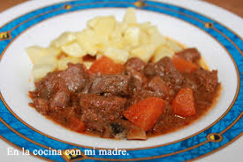 Hola, mi nombre es pino y antes que nada quiero daros las gracias por visitar mi blog de recetas de cocina canaria. Carne Compuesta En La Cocina Con Mi Madre