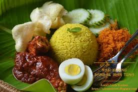Siapa sangka, ternyata beberapa jenis masakan ini sangat mudah dibuat lho, moms! Amie S Little Kitchen Nasi Kuning Sabah