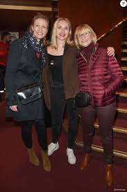 L'occasion pour la mère et la fille, toutes deux comédiennes, de se confier en exclusivité à non stop people sur leur relation. Alexandra Lamy Avec Sa Fille Chloe Jouannet Et Sa Mere Michele Lamy Representation De La Piece Les Monologues Du Vagin Au Theatre Le Comedia A Paris Le 12 Mar Purepeople