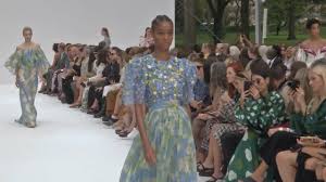 Me temo que carolina herrera no capta que las mujeres, y el mundo, han cambiado, pese a que el suyo sea perfecto. Carolina Herrera Presenta Su Coleccion Mas Floral Youtube