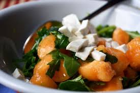 Il sorbetto al melone è un perfetto fine pasto estivo, si prepara abbastanza semplicemente, con o senza gelatiera. 8 Insalate Con Il Melone Ricette Per L Estate Buttalapasta