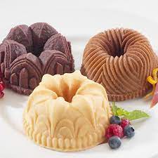 Ist der kuchen nicht komplett durchgebacken, kann es bei der besten kuchenform mit dem ordentlichsten einfetten passieren, dass der kuchen sich nicht richtig aus der backform löst. Nordic Ware 3d Backform Edel Kuchen 6 Formen Meincupcake Shop