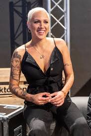 Gabriella tóth (born 17 january 1988), also known as gabi tóth, is a hungarian singer. Toth Andi Fajdalma Mi A Gond Velem Gabi Borsonline