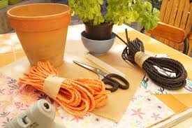 Avec ce diy simple et rapide, apprenez à customiser leurs pots en plastique avec une chambre à air pour apporter une touche de modernité à votre décoration. Diy Customiser Son Pot De Fleur Jeanne S Amuse