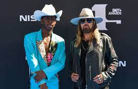 (da da, da da) (da da, da da da da da) (so wie lil nas x ) (durch die old town road ) (meine heimatstadt) so wie lil nas x, durch die old town road. Billy Ray Cyrus Says He Had To Cut This Lyric From His Old Town Road Verse Complex