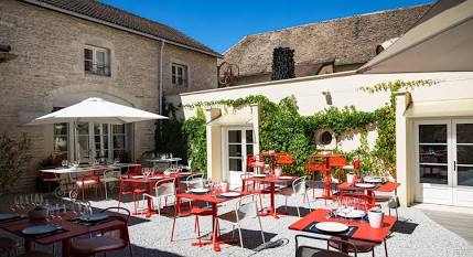 Instalaciones de la Maison Olivier Leflaive en Puligny-Montrachet, generada por IA