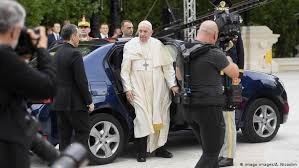 Călătoria apostolică a papei francisc în românia are loc la 20 de ani în mod previzibil, pentru vizita papei au fost luate măsuri de securitate drastice. Avertisment Papal In Romania Romania Dw 01 06 2019