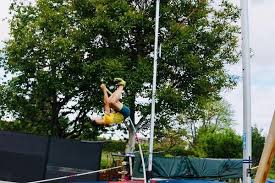Pole vaulters must be fast, powerful, strong, agile, and brave to succeed in this challenging and sometimes dangerous sport. Lavillenie And Duplantis Tie In Ultimate Garden Clash Pole Vault Edition Report World Athletics