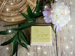 Le Savon Soin Tout Au Naturel Savon 100 Naturel Nutrition Et Douceur Beurre De Karite Huile D Amande Douce Beurre Table Decorations Decor Home Decor
