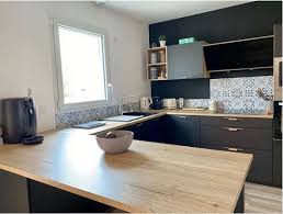 Jolie Cuisine Familiale Noire Et Bois Amenagement Cuisine Cuisines Dans Salon Cuisine Moderne